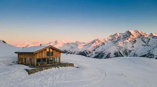 Chalet de luxe perché en haute altitude avec vue panoramique sur les sommets enneigés au coucher du soleil
