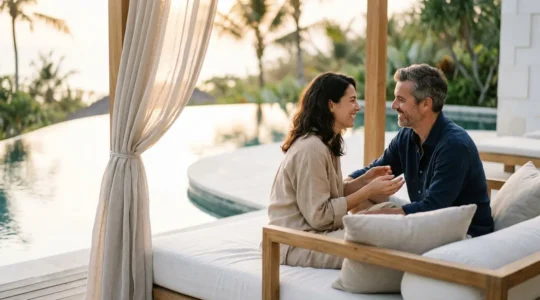 Couple en digital detox profitant d'un moment de reconnexion dans un cadre haut de gamme