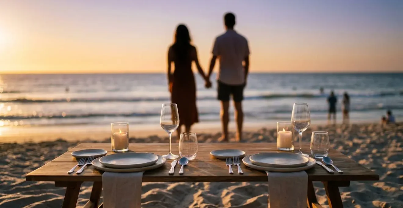 Couple de jeunes mariés lors d'un dîner aux chandelles intimiste au coucher du soleil sur une plage privée
