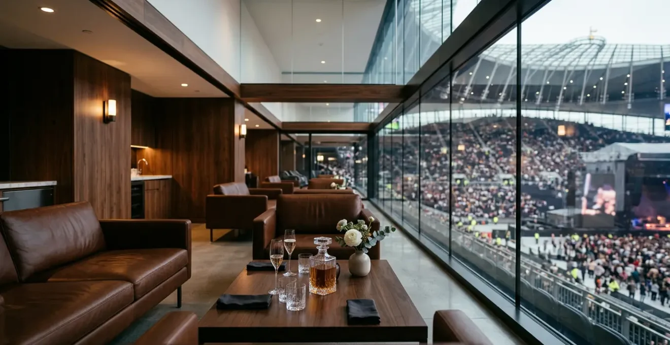 Vue grand angle d'une loge VIP luxueuse avec terrasse privée surplombant une scène ou un terrain, mettant en valeur l'exclusivité et l'hospitalité haut de gamme