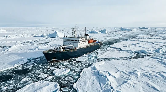 Navire d'expédition Ice-Class naviguant dans les glaces arctiques du Passage du Nord-Ouest