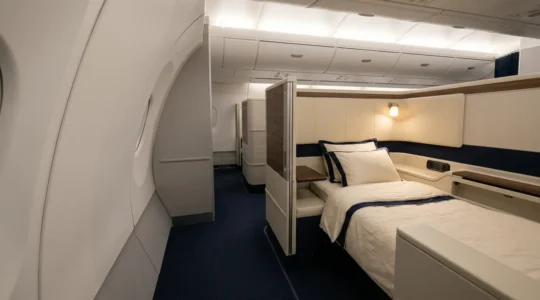 Intérieur luxueux d'une cabine de première classe aérienne avec sièges inclinables transformables en lits