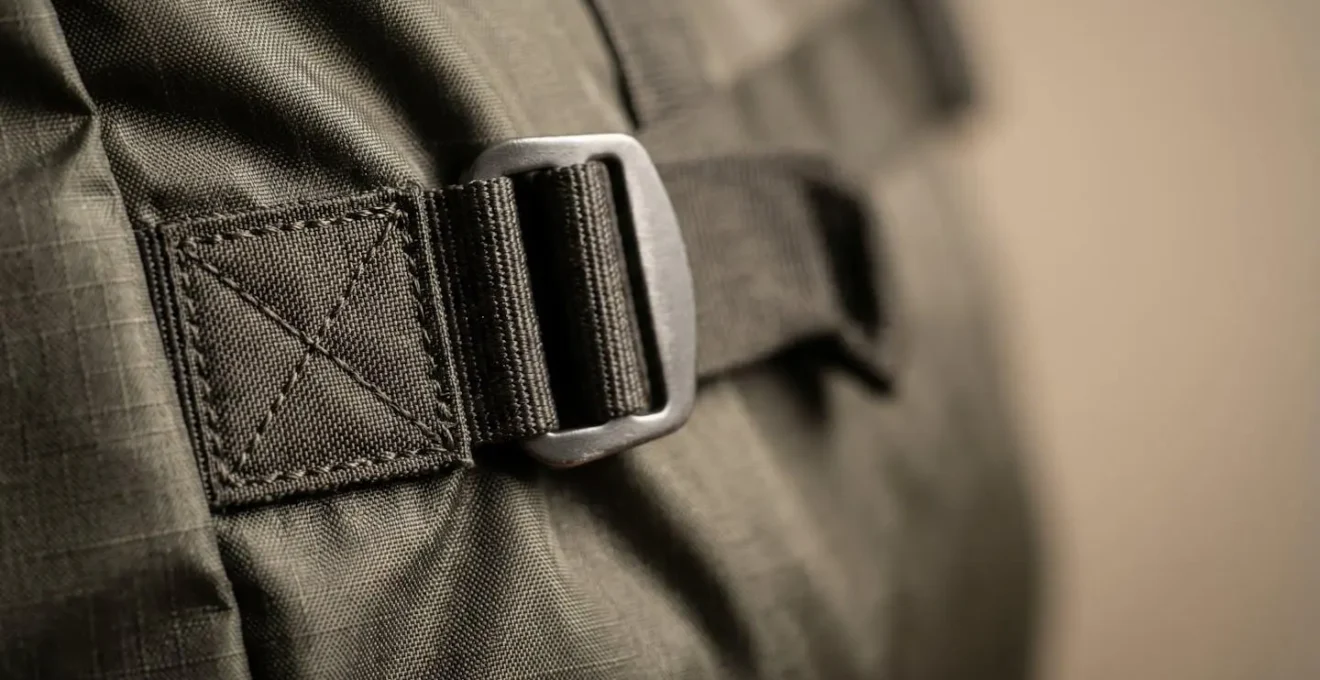 Sac de voyage souple et compressible adapté aux contraintes de chargement héliporté
