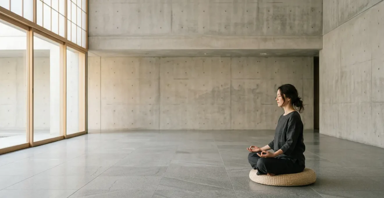 Silhouette humaine en méditation dans un espace apaisant et épuré