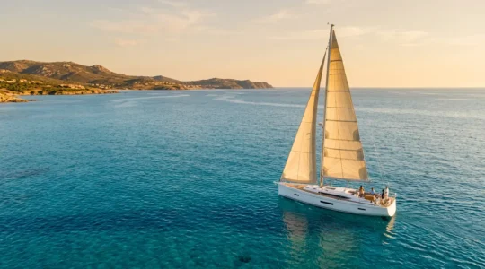 Yacht de luxe naviguant sur une mer turquoise calme avec espace familial élégant